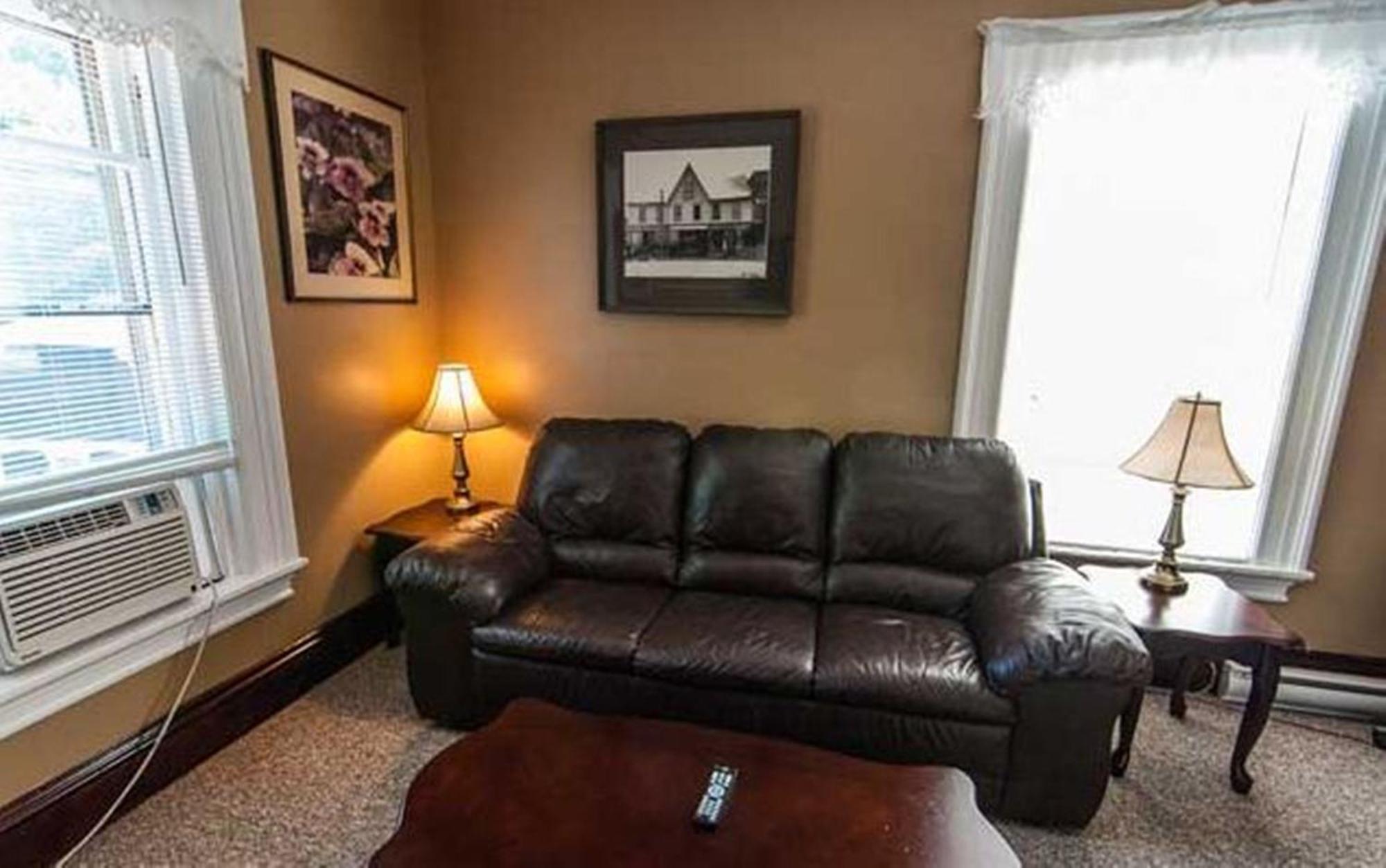 Carriage House Inn Fredericton Bagian luar foto