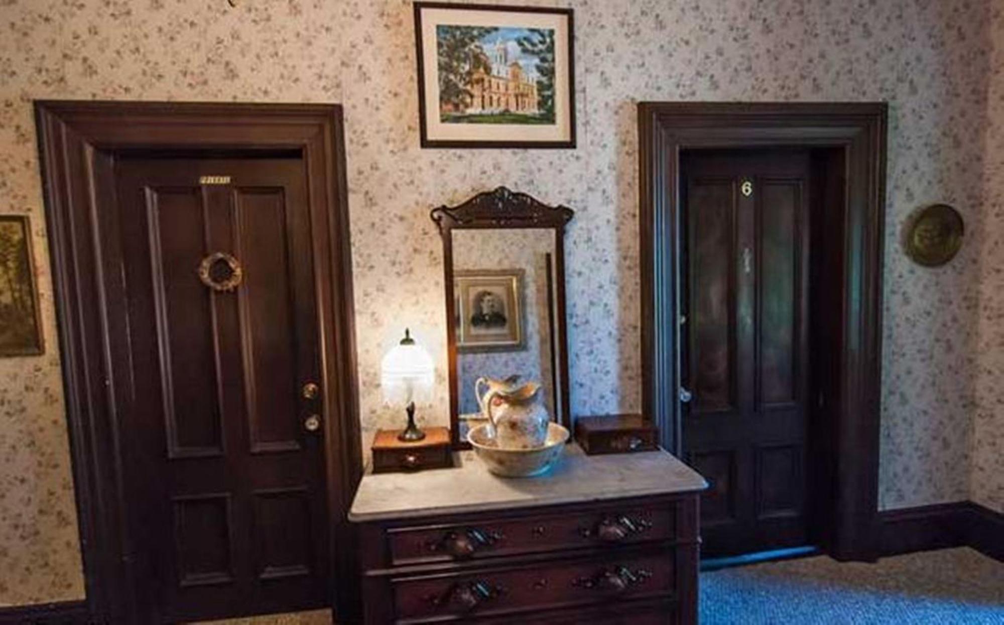 Carriage House Inn Fredericton Bagian luar foto