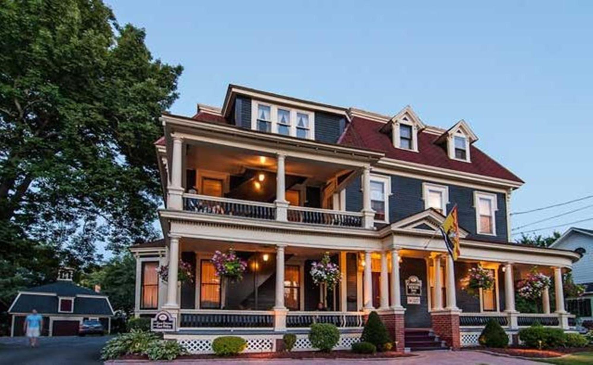 Carriage House Inn Fredericton Bagian luar foto