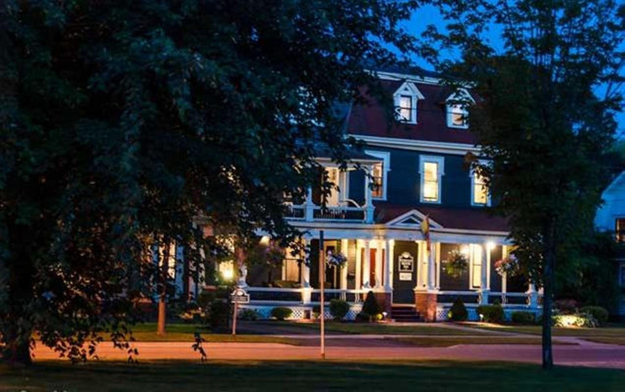 Carriage House Inn Fredericton Bagian luar foto