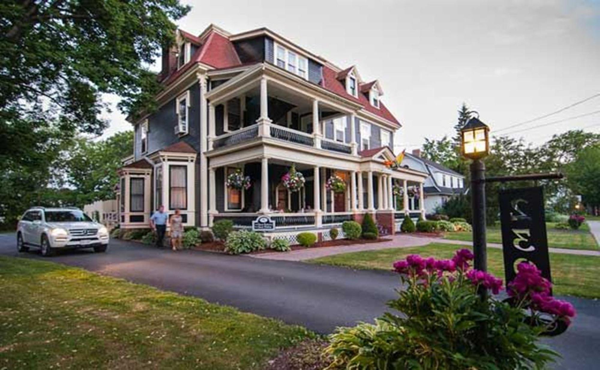 Carriage House Inn Fredericton Bagian luar foto