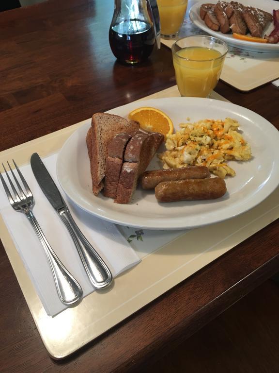 Carriage House Inn Fredericton Bagian luar foto